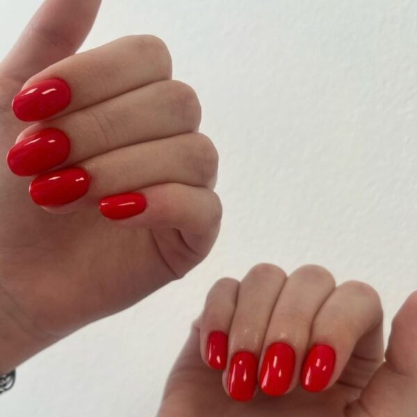 ambitious girl – izražajna živahna crvena nijansa trajnog laka cici nails