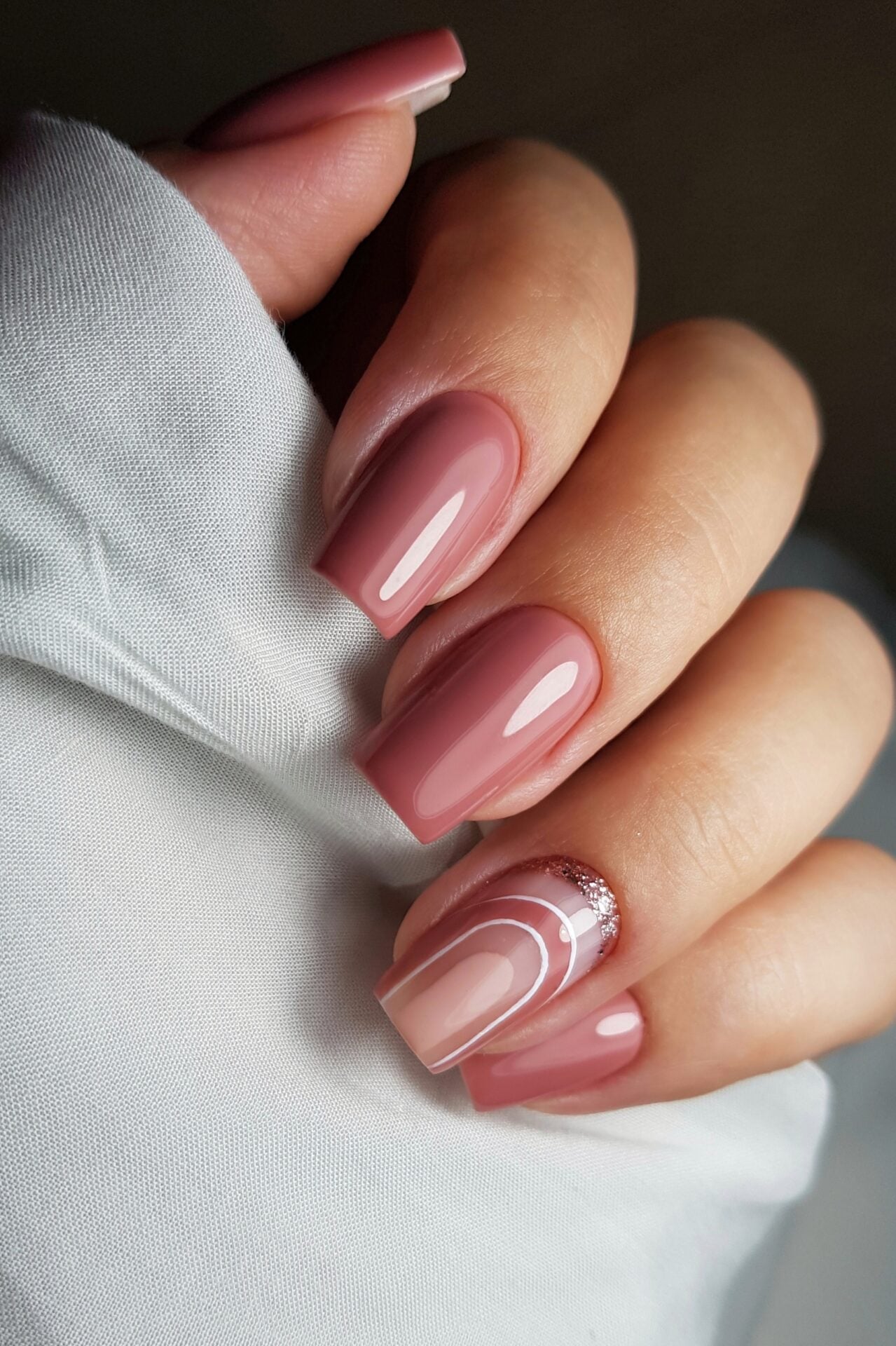 octavia 15ml gel lak u nježno smeđoj nijansi s roza podtonom