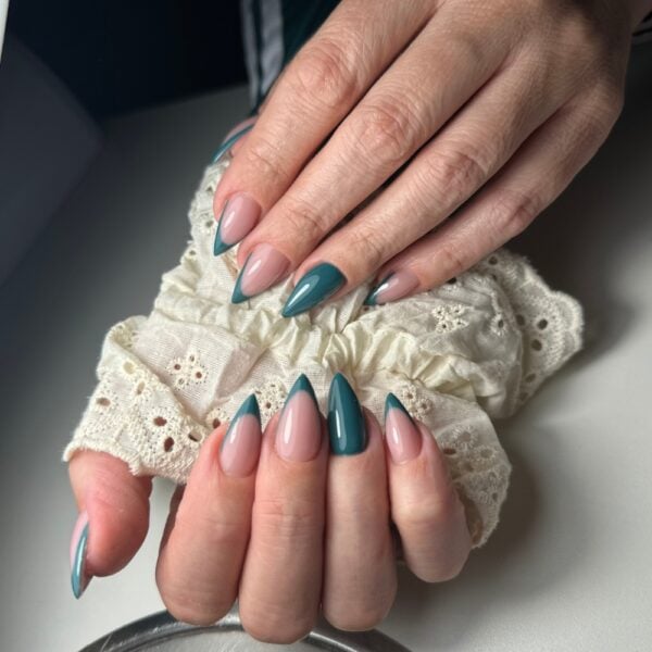 zea 15ml – duboka tamno zelena nijansa s hladnim podtonom i perfect little bear cici nails