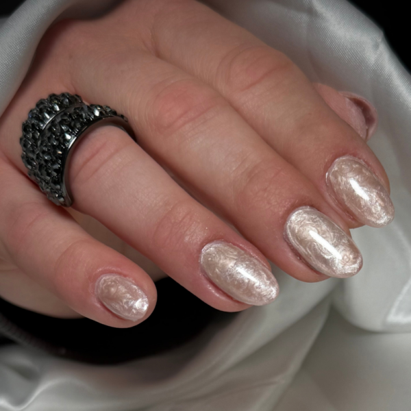 pearl beige – prirodan izgled s pearl glow efektom swirl efekt cici nails