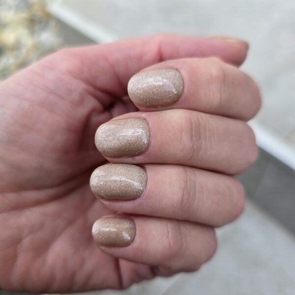 225 whisper 15ml trajni lak šljokičavo bež cici nails