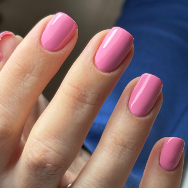 proud trajni lak u bogatoj, dubokoj nijansi snage gel polish