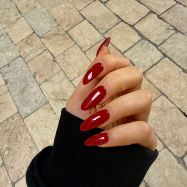 77 – trendy red intenzivna crveno bordo nijansa gel polish cici nails