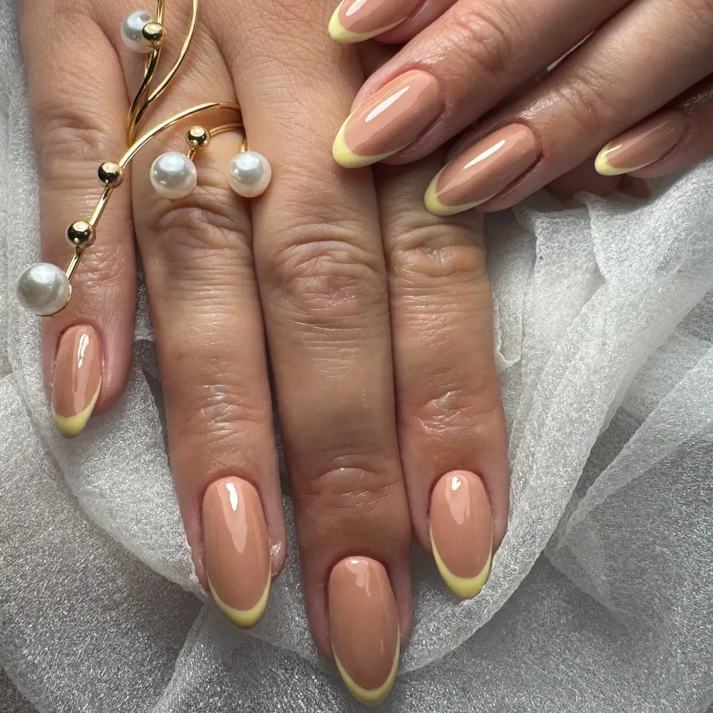 žuti pastelni french cici nails
