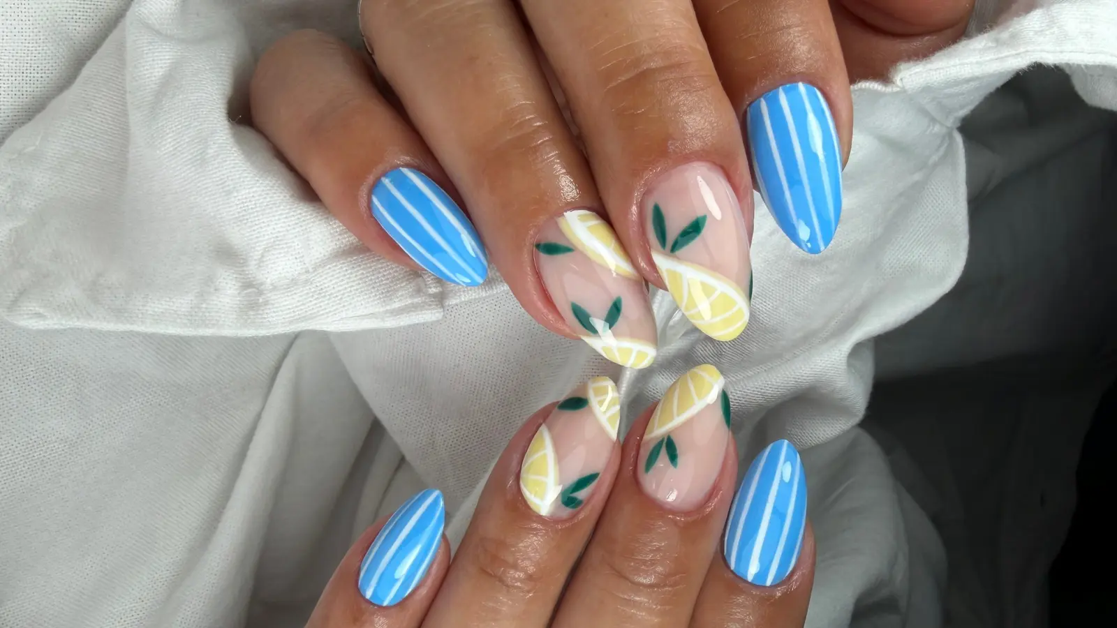 ljetni bademasti nokti s plavim i bijelim prugama i žutim limun nail art dizajnom u cici nails