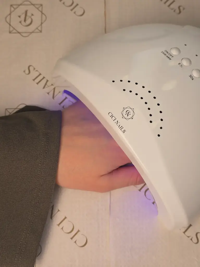 polimeriziranje u uv led lampi cici nails